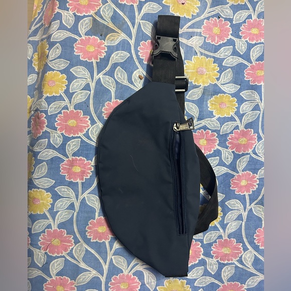 Fanny bag with 4 zips - Picture 2 of 5